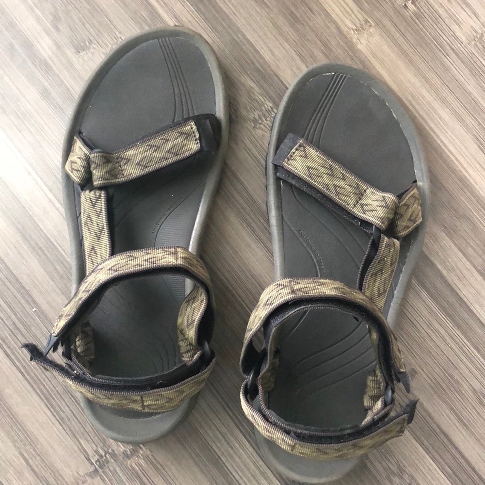 Men’s size 10 Teva sandals